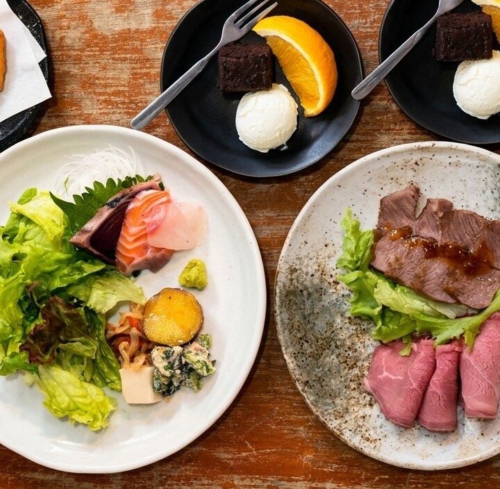 料理写真 和牛ステーキとローストビーフ